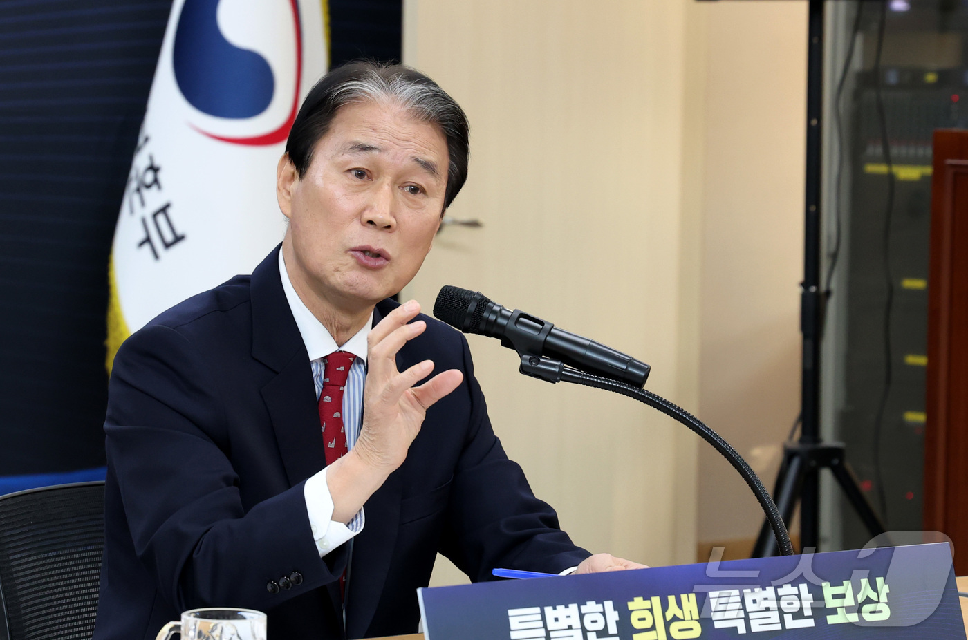 (세종=뉴스1) 김기남 기자 = 권오을 국가보훈부 장관이 14일 오후 세종시 정부세종청사에서 열린 한국보훈복지공단, 독립기념관 등 산하기관의 업무보고를 받으며 발언하고 있다. 20 …