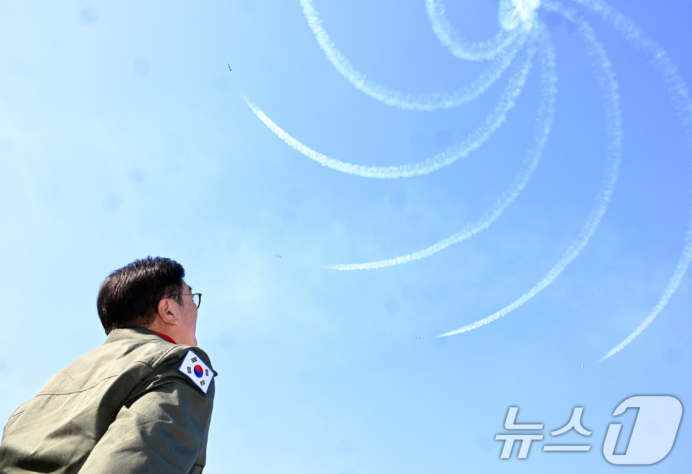 (서울=뉴스1) 국회사진기자단 = 우원식 국회의장이 14일 강원도 원주시 제8전투비행단을 위문 방문, 특수비행팀 블랙이글스 비행을 바라보고 있다. 2026.1.14/뉴스1