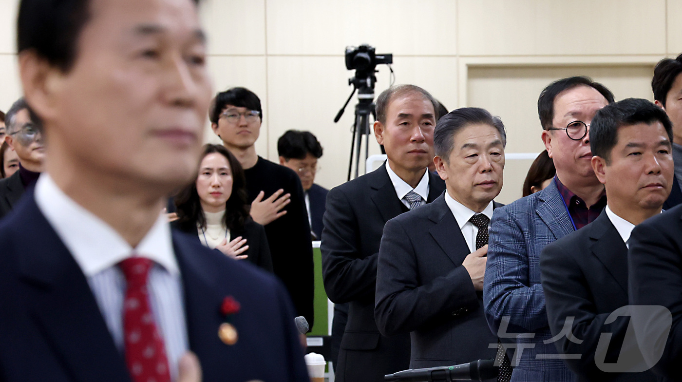 (세종=뉴스1) 김기남 기자 = 김형석 독립기념관장(오른쪽 세번째)이 14일 오후 세종시 정부세종청사에서 열린 국가보훈부 업무보고에 참석하여 국민의례를 하고 있다. 2026.1.1 …