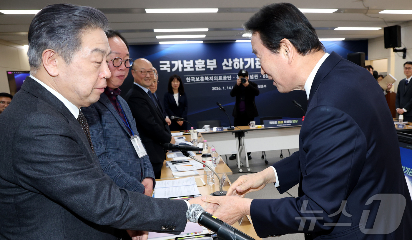 (세종=뉴스1) 김기남 기자 = 김형석 독립기념관장(왼쪽)이 14일 오후 세종시 정부세종청사에서 열린 국가보훈부 업무보고에 참석하여 권오을 국가보훈부 장관과 인사를 나누고 있다. …