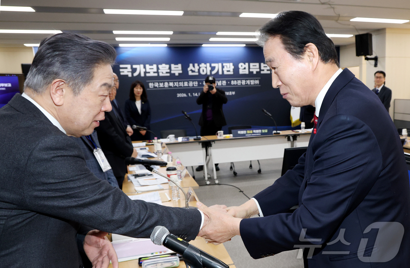 (세종=뉴스1) 김기남 기자 = 김형석 독립기념관장(왼쪽)이 14일 오후 세종시 정부세종청사에서 열린 국가보훈부 업무보고에 참석하여 권오을 국가보훈부 장관과 인사를 나누고 있다. …