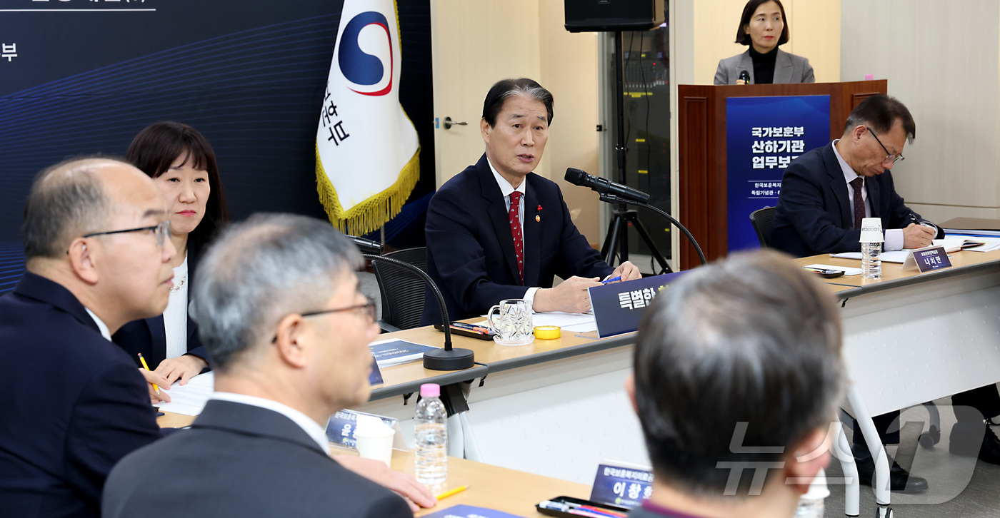 (세종=뉴스1) 김기남 기자 = 권오을 국가보훈부 장관이 14일 오후 세종시 정부세종청사에서 열린 한국보훈복지공단, 독립기념관 등 산하기관의 업무보고를 받으며 발언하고 있다. 20 …