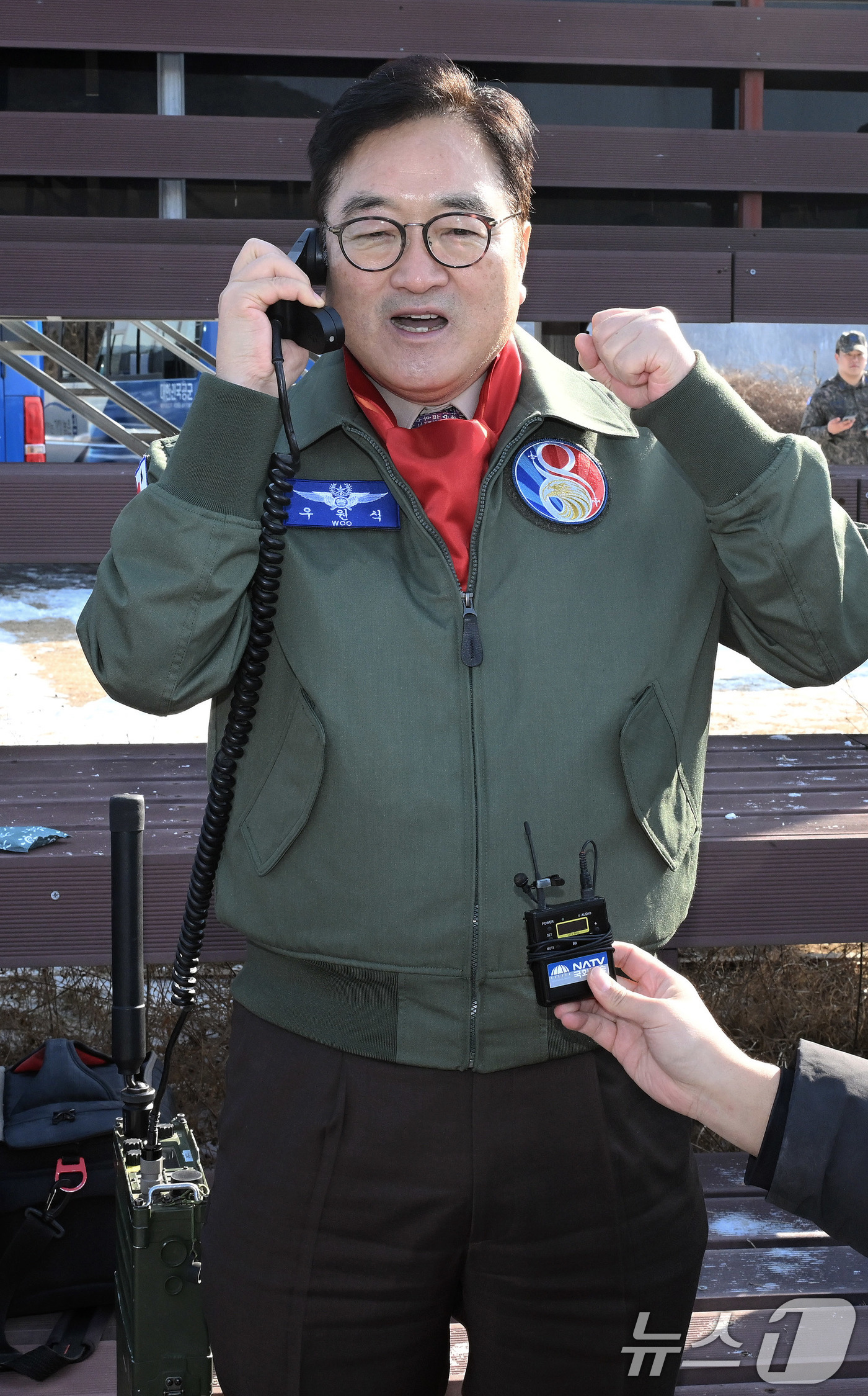 (서울=뉴스1) 국회사진기자단 = 우원식 국회의장이 14일 강원도 원주시 제8전투비행단을 위문 방문, 특수비행팀 블랙이글스 비행을 본 뒤 대원들에게 격려말을 하고 있다. 2026. …