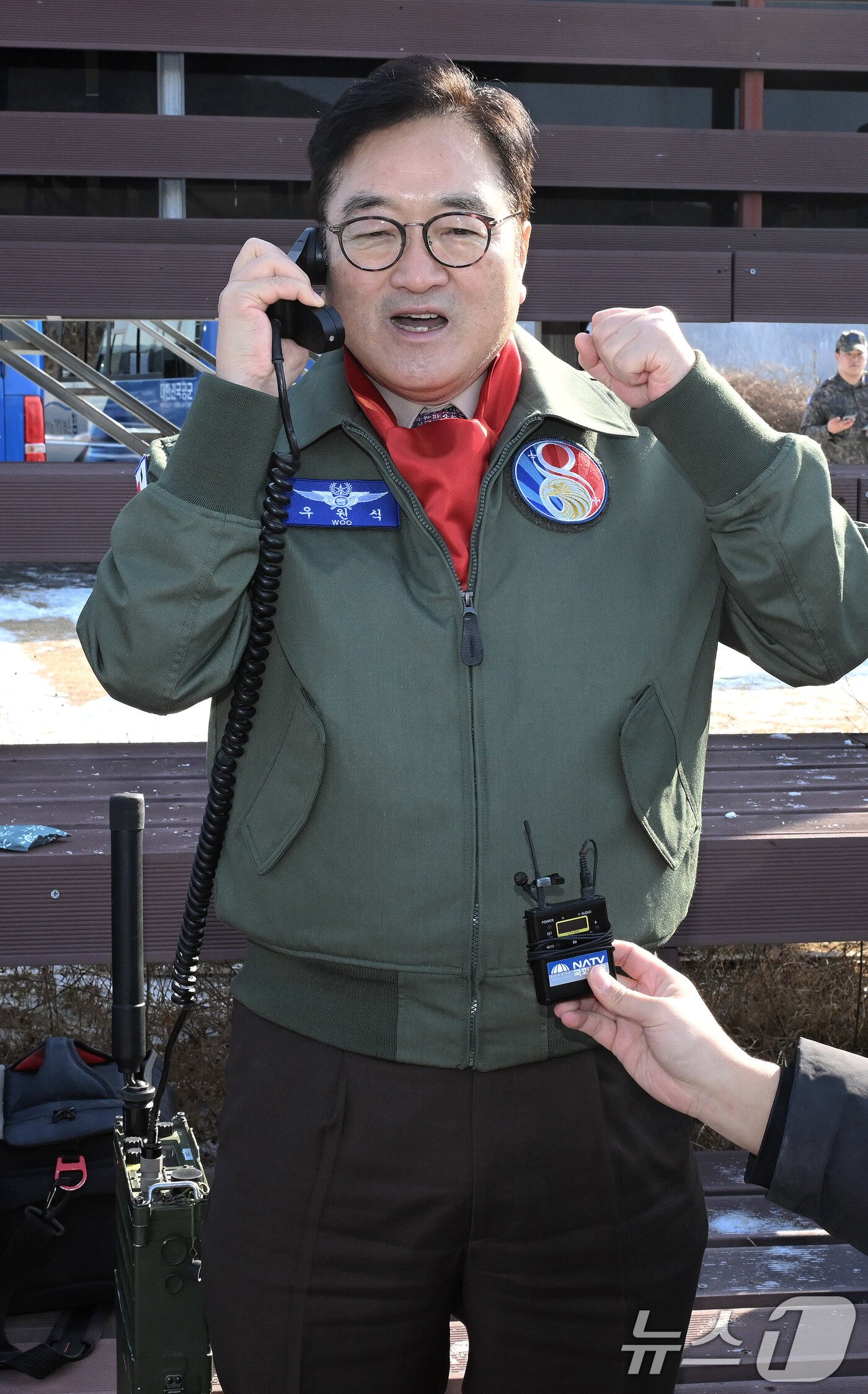 본문 이미지 - 우원식 국회의장이 14일 강원도 원주시 제8전투비행단을 위문 방문, 특수비행팀 블랙이글스 비행을 본 뒤 대원들에게 격려말을 하고 있다. 2026.1.14/뉴스1 ⓒ News1 국회사진기자단