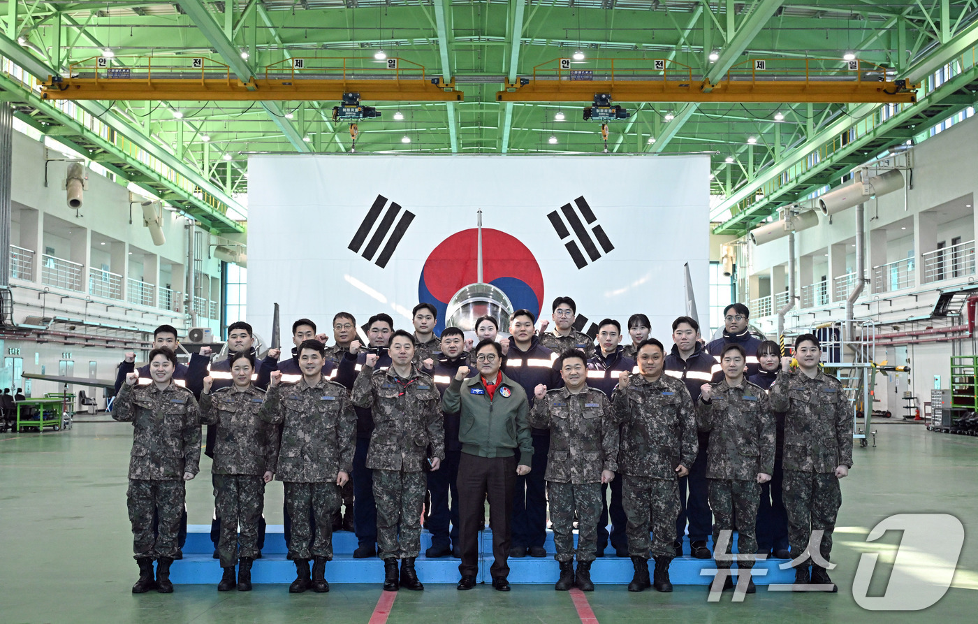 (서울=뉴스1) 국회사진기자단 = 우원식 국회의장이 14일 강원도 원주시 제8전투비행단을 위문 방문해 전투기 정비지원 대원들과 기념촬영을 하고 있다. 2026.1.14/뉴스1