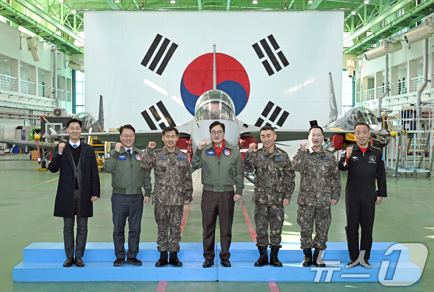 (서울=뉴스1) 국회사진기자단 = 우원식 국회의장이 14일 강원도 원주시 제8전투비행단을 위문 방문해 채운기 공군공중전투사령관과 이긍규 8전투비행단장 등 관계자들과 기념촬영을 하고 …