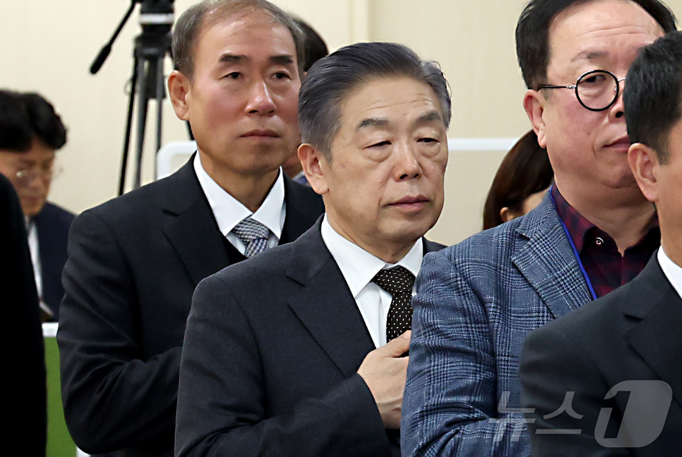 (세종=뉴스1) 김기남 기자 = 김형석 독립기념관장(왼쪽 두번째)이 14일 오후 세종시 정부세종청사에서 열린 국가보훈부 업무보고에 참석하여 국민의례를 하고 있다. 2026.1.14 …