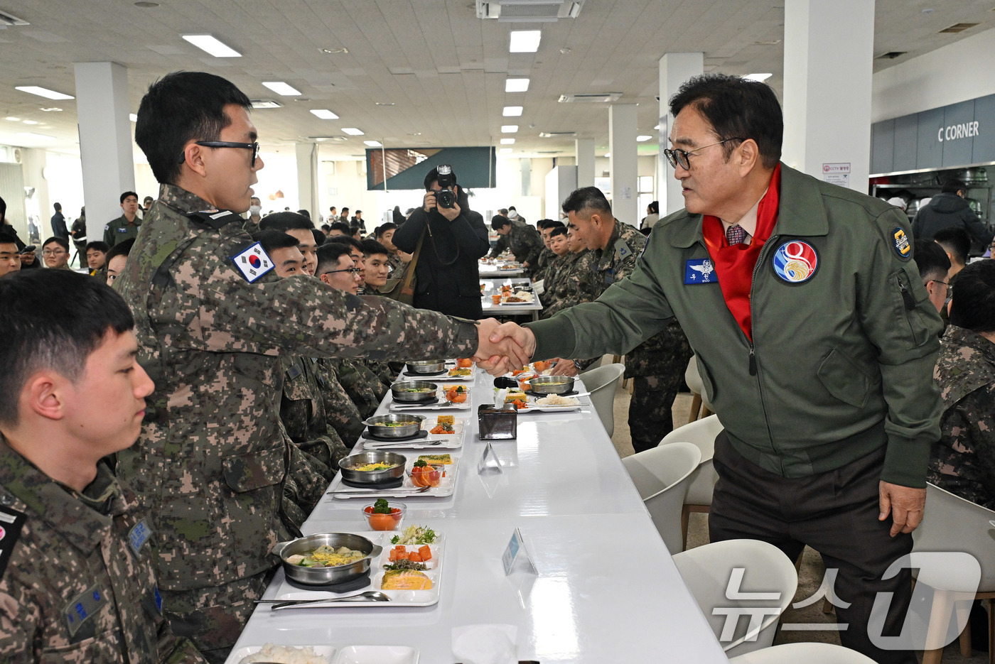(서울=뉴스1) 국회사진기자단 = 우원식 국회의장이 14일 강원도 원주시 제8전투비행단을 위문 방문해 오찬에 앞서 군장병과 인사를 나누고 있다. 2026.1.14/뉴스1
