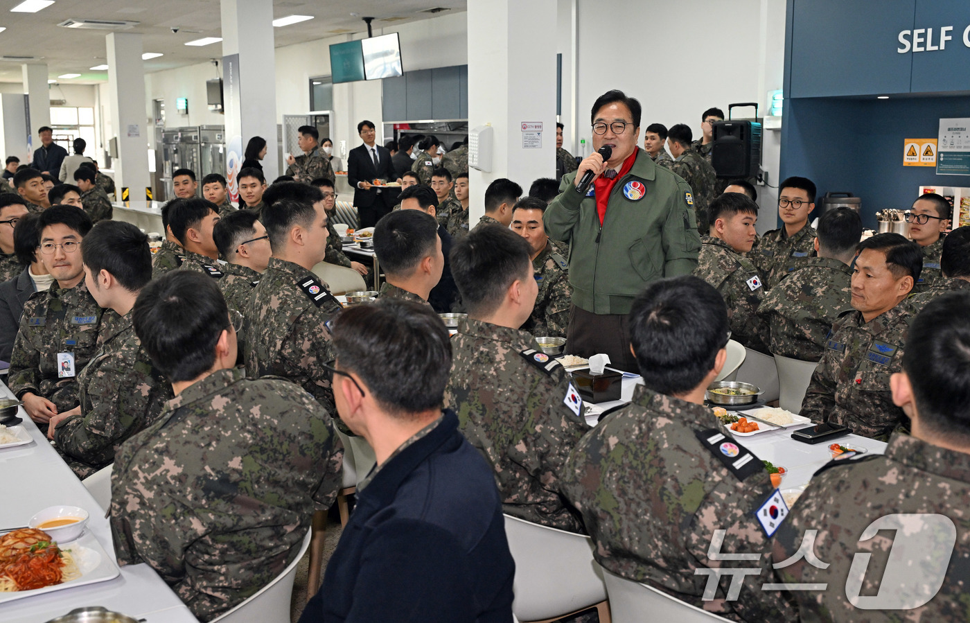 (서울=뉴스1) 국회사진기자단 = 우원식 국회의장이 14일 강원도 원주시 제8전투비행단을 위문 방문해 오찬에 앞서 군장병에게 인사말을 하고 있다. 2026.1.14/뉴스1