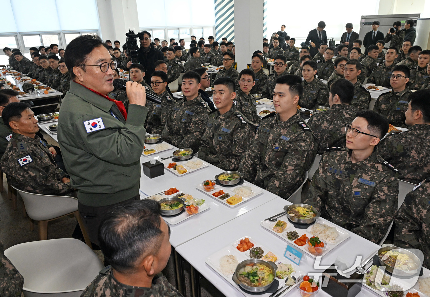 (서울=뉴스1) 국회사진기자단 = 우원식 국회의장이 14일 강원도 원주시 제8전투비행단을 위문 방문해 오찬에 앞서 군장병에게 인사말을 하고 있다. 2026.1.14/뉴스1