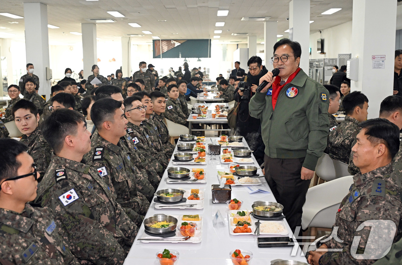 (서울=뉴스1) 국회사진기자단 = 우원식 국회의장이 14일 강원도 원주시 제8전투비행단을 위문 방문해 오찬에 앞서 군장병에게 인사말을 하고 있다. 2026.1.14/뉴스1