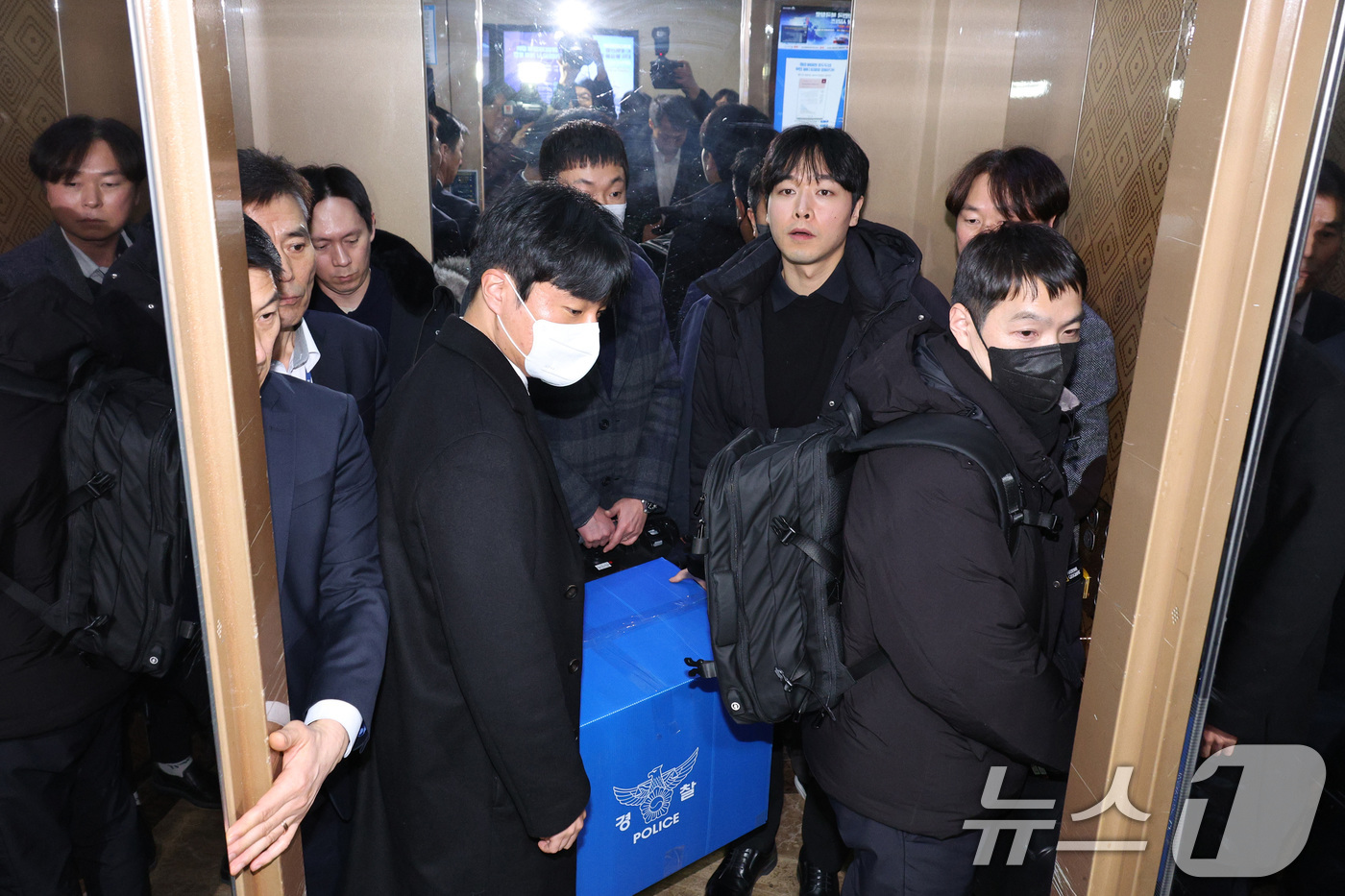 (서울=뉴스1) 신웅수 기자 = 서울경찰청 광역수사단 공공범죄수사대가 14일 서울 여의도 국회 의원회관 김병기 의원실 압수수색을 마친 후 압수품을 옮기고 있다. 2026.1.14/ …