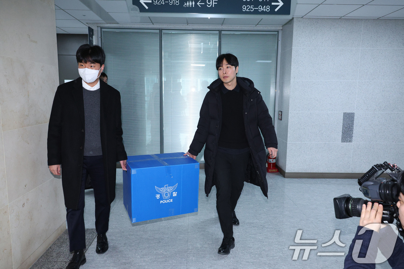 (서울=뉴스1) 신웅수 기자 = 서울경찰청 광역수사단 공공범죄수사대가 14일 서울 여의도 국회 의원회관 김병기 의원실 압수수색을 마친 후 압수품을 옮기고 있다. 2026.1.14/ …