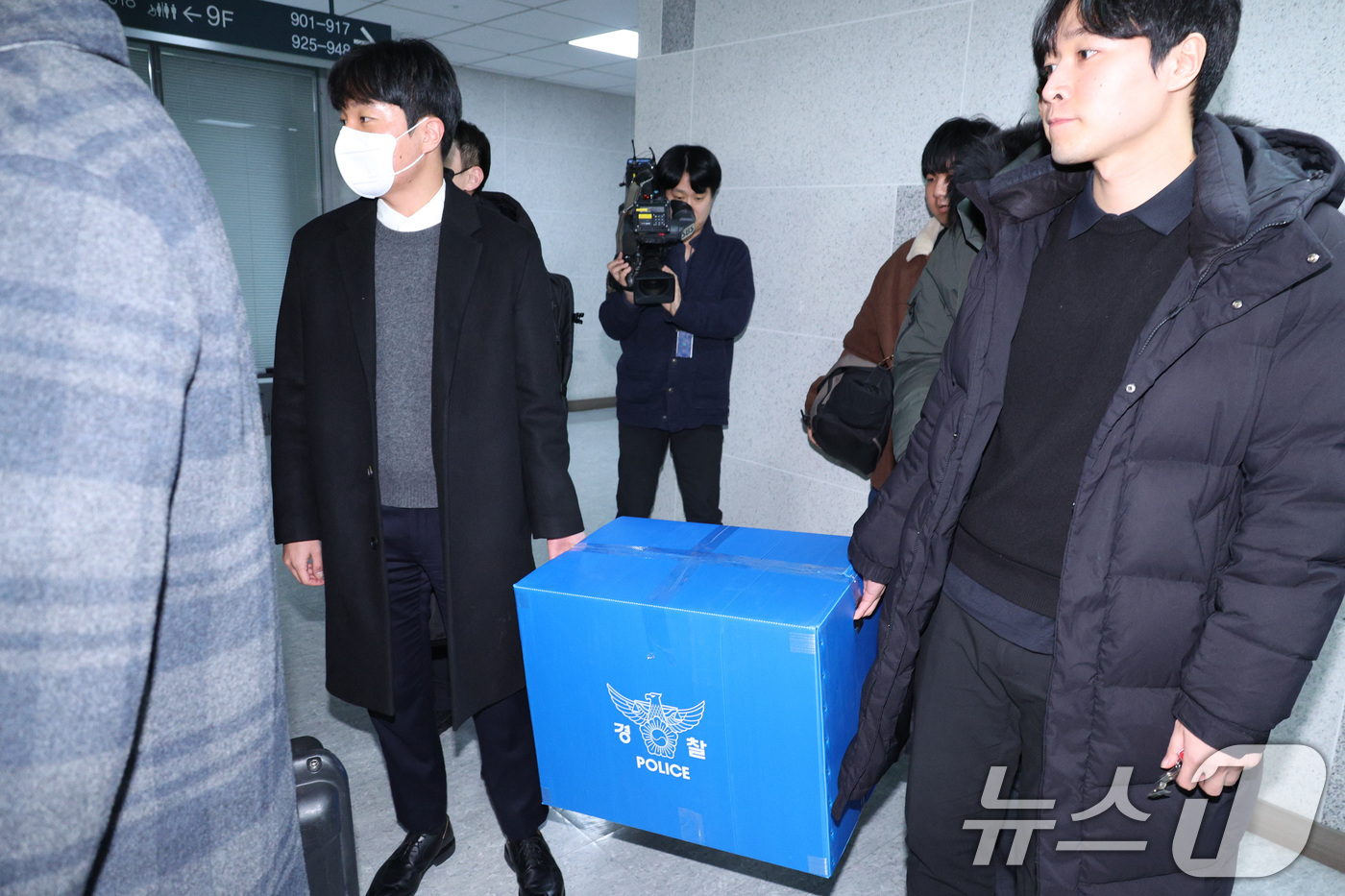 (서울=뉴스1) 신웅수 기자 = 서울경찰청 광역수사단 공공범죄수사대가 14일 서울 여의도 국회 의원회관 김병기 의원실 압수수색을 마친 후 압수품을 옮기고 있다. 2026.1.14/ …