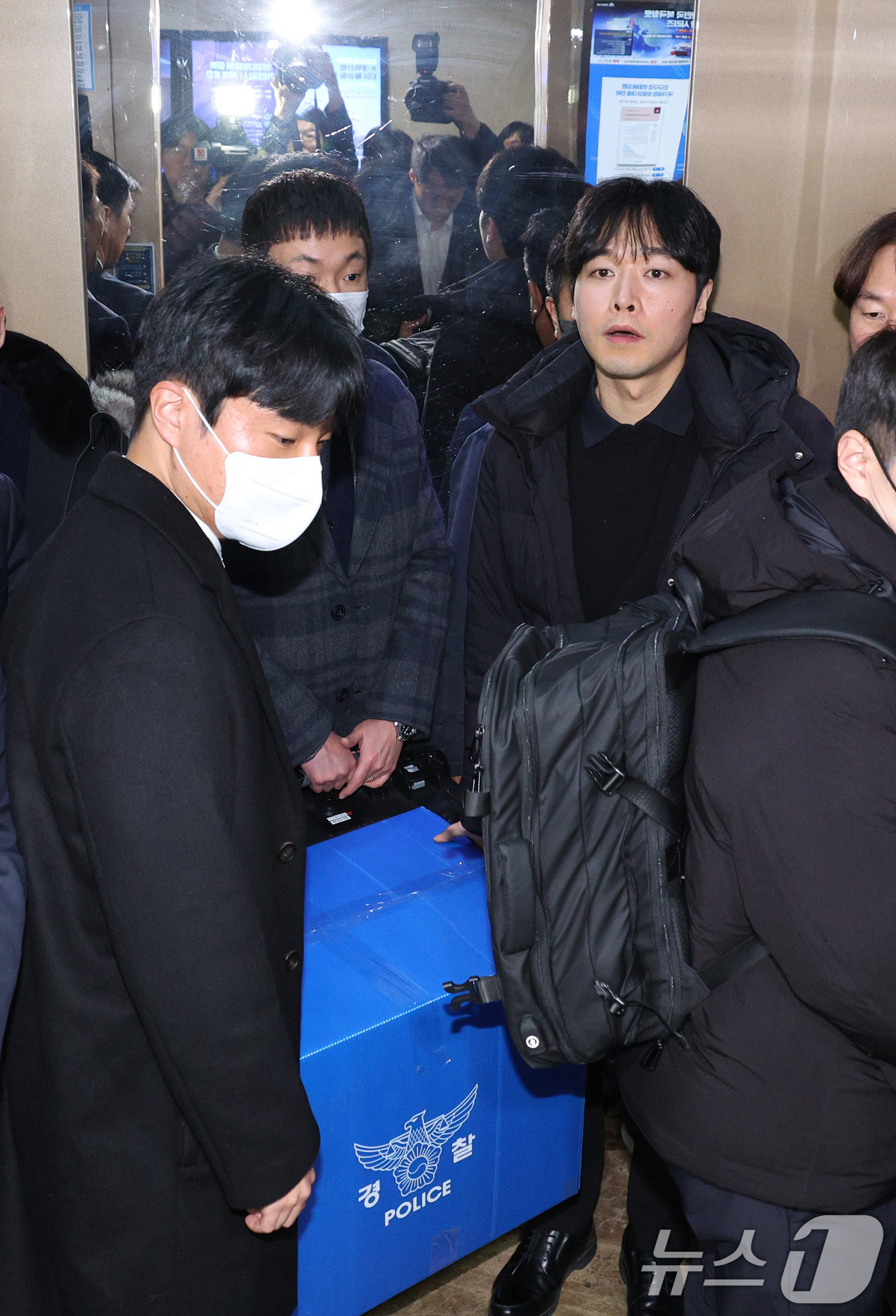 (서울=뉴스1) 신웅수 기자 = 서울경찰청 광역수사단 공공범죄수사대가 14일 서울 여의도 국회 의원회관 김병기 의원실 압수수색을 마친 후 압수품을 옮기고 있다. 2026.1.14/ …