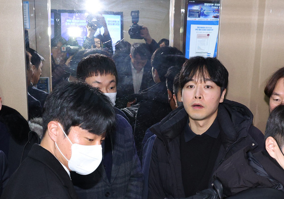 김병기 의원실 압수품 옮기는 경찰