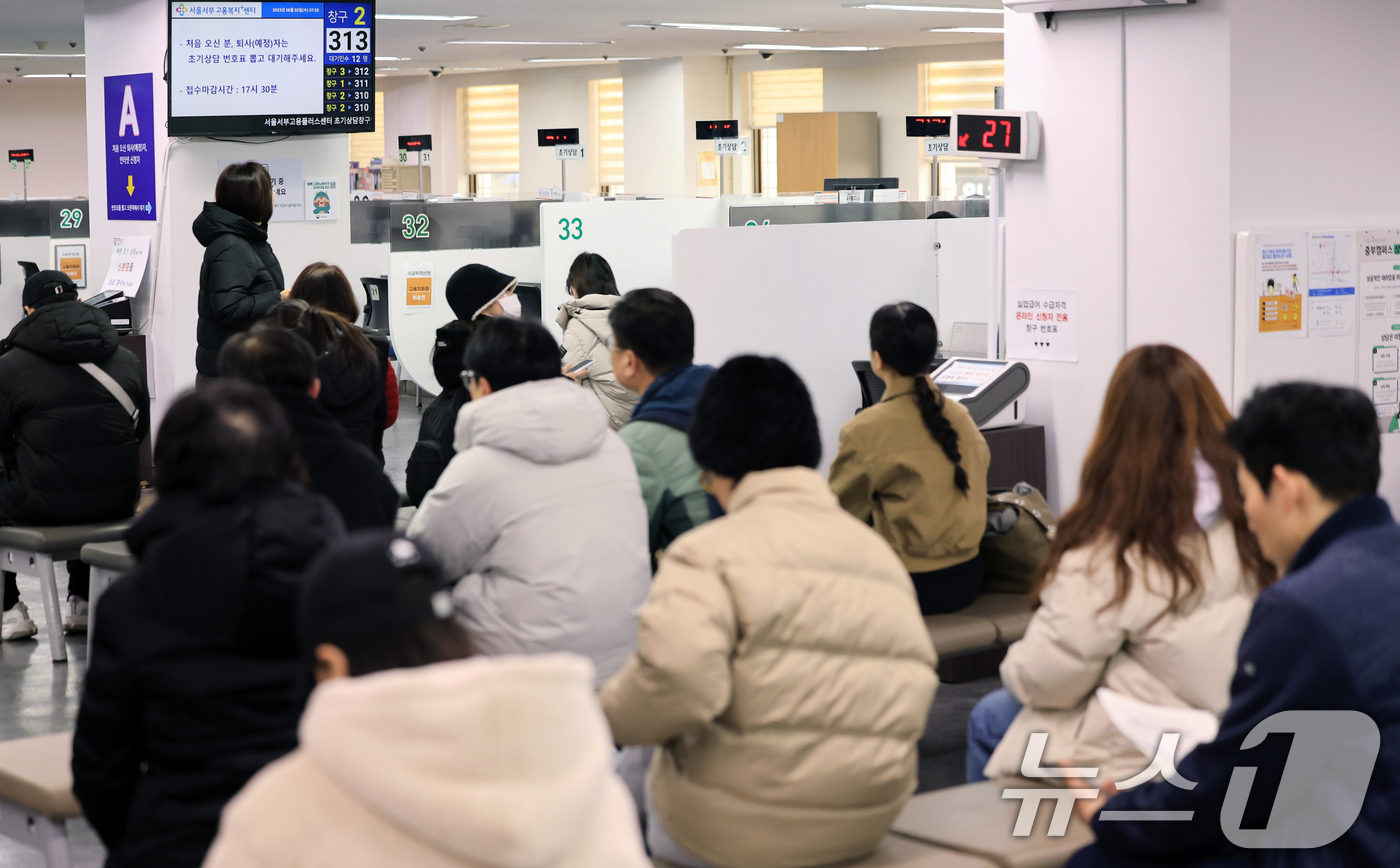 (서울=뉴스1) 이호윤 기자 = 14일 국가데이터처가 발표한 2025년 12월 및 연간 고용동향에 따르면 지난해 연간 취업자 수는 2876만9000명으로 전년보다 19만3000명이 …