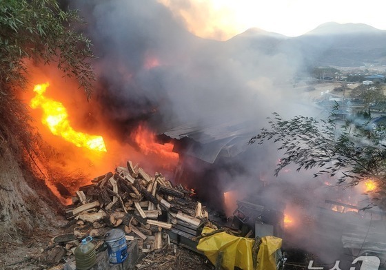 밀양 단독주택 화재 4시간46분 만에 진화(종합)