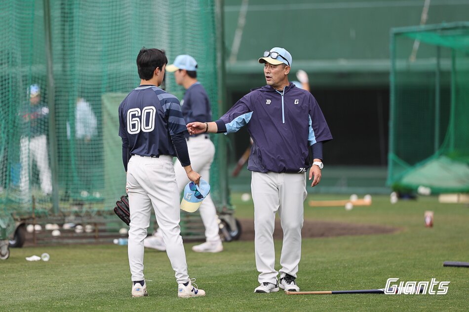 본문 이미지 - 김민재 롯데 자이언츠 드림팀 총괄 코치(오른쪽)가 담관암 투병 끝에 14일 별세했다. (롯데 자이언츠 제공)