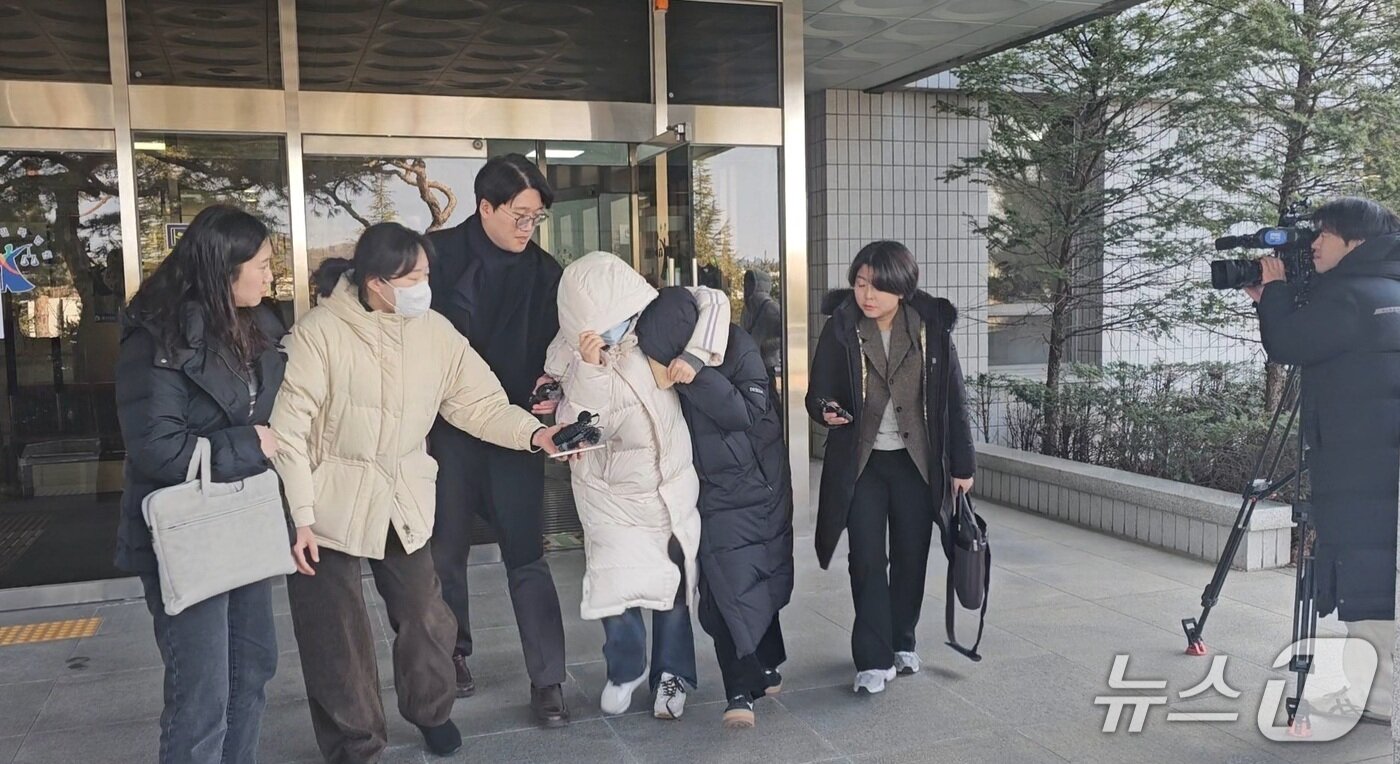 본문 이미지 -  모친과 교사 등이 수년간 빼돌린 시험지로 시험을 치른 혐의로 기소된 D양이 14일 대구지법 안동지원에서 열린 1심 선고 후 법정을 나서고 있다.2026.1.14/뉴스1 신성훈 기자