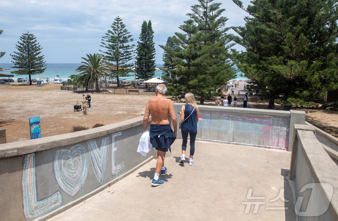 (시드니 로이터=뉴스1) 권영미 기자 = 14일 호주 시드니 본다이 비치에서 방문객들이 보행자 전용 다리를 이용하고 있다. 이 다리는 지난해 12월 14일 하누카 행사 중 두 명의 …