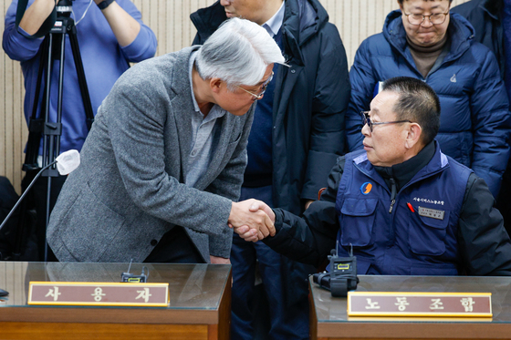 악수하는 서울 시내버스 노사