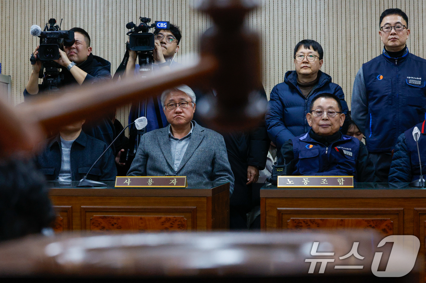 (서울=뉴스1) 안은나 기자 = 박점곤 서울시버스노동조합 위원장과 김정환 서울시버스사업조합 이사장이 서울 시내버스 파업 이틀째인 14일 오후 영등포구 서울지방노동위원회에서 서울 시 …