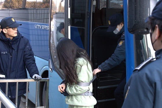 학교 시험지 3년간 유출한 학부모·기간제 교사 2심서 감형