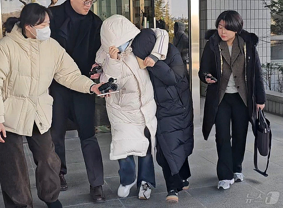 (안동=뉴스1) 신성훈 기자 = 14일 오후 대구지방법원 안동지원에서 시험지 유출사건의 피고인인 딸 D양(검은색 패딩)이 선고를 받은 후 법원을 나서고 있다.2026.1.14/뉴스 …