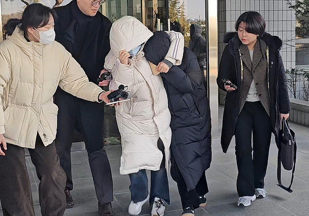 안동 시험지 유출 사건 선고 공판 마친 피고인 딸