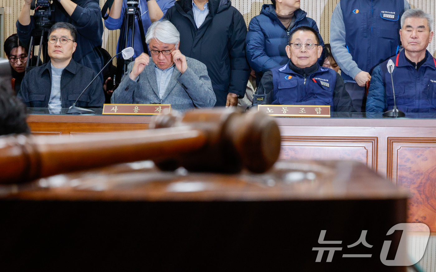 (서울=뉴스1) 안은나 기자 = 박점곤 서울시버스노동조합 위원장과 김정환 서울시버스사업조합 이사장이 서울 시내버스 파업 이틀째인 14일 오후 영등포구 서울지방노동위원회에서 서울 시 …