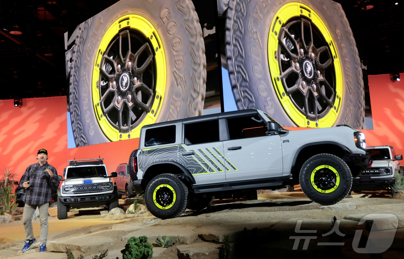 (디트로이트 로이터=뉴스1) 권영미 기자 = 세계 챔피언 드리프터(자동차를 일부러 미끄러뜨리며 제어하는 선수) 본 기틴 주니어가 13일(현지시간) 미국 미시간주 디트로이트에서 열린 …