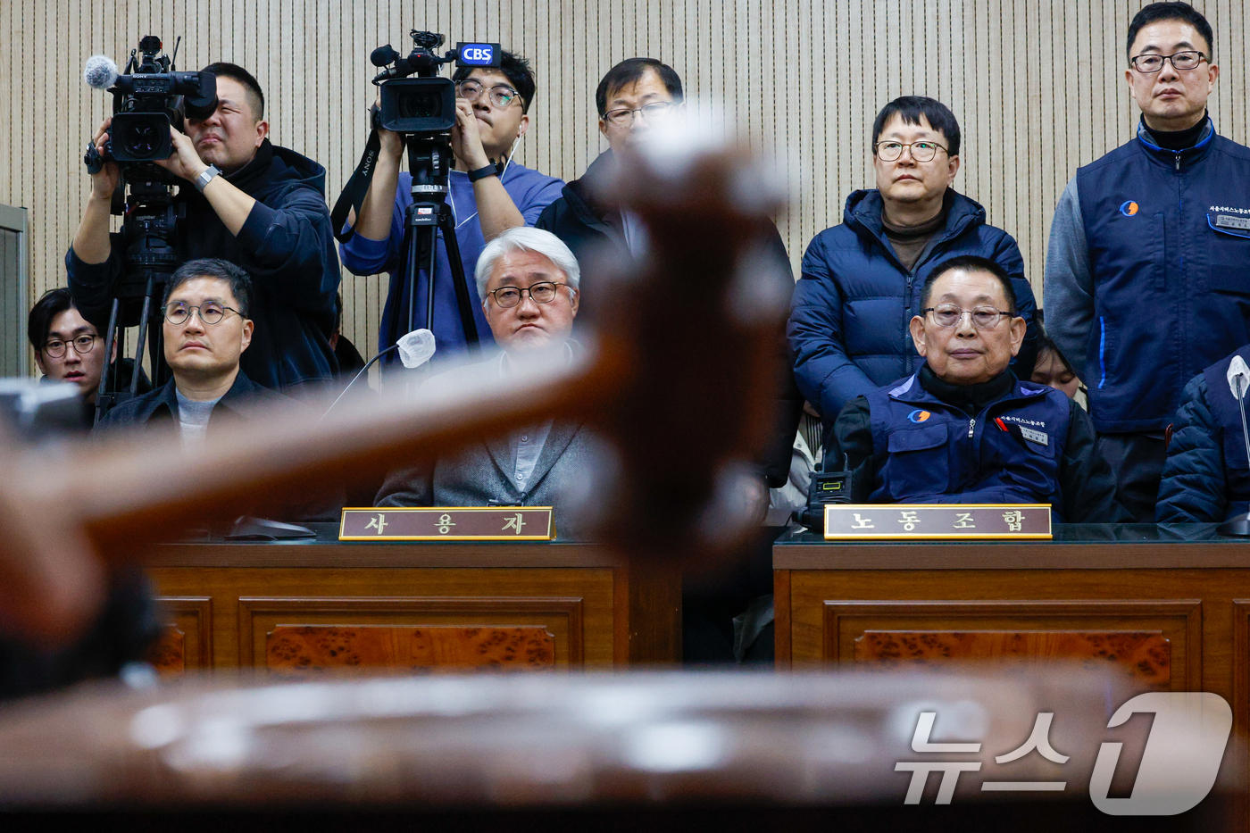 (서울=뉴스1) 안은나 기자 = 박점곤 서울시버스노동조합 위원장과 김정환 서울시버스사업조합 이사장이 서울 시내버스 파업 이틀째인 14일 오후 영등포구 서울지방노동위원회에서 서울 시 …