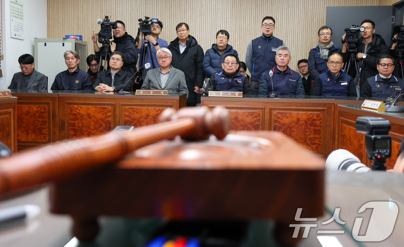 (서울=뉴스1) 안은나 기자 = 박점곤 서울시버스노동조합 위원장과 김정환 서울시버스사업조합 이사장이 서울 시내버스 파업 이틀째인 14일 오후 영등포구 서울지방노동위원회에서 서울 시 …