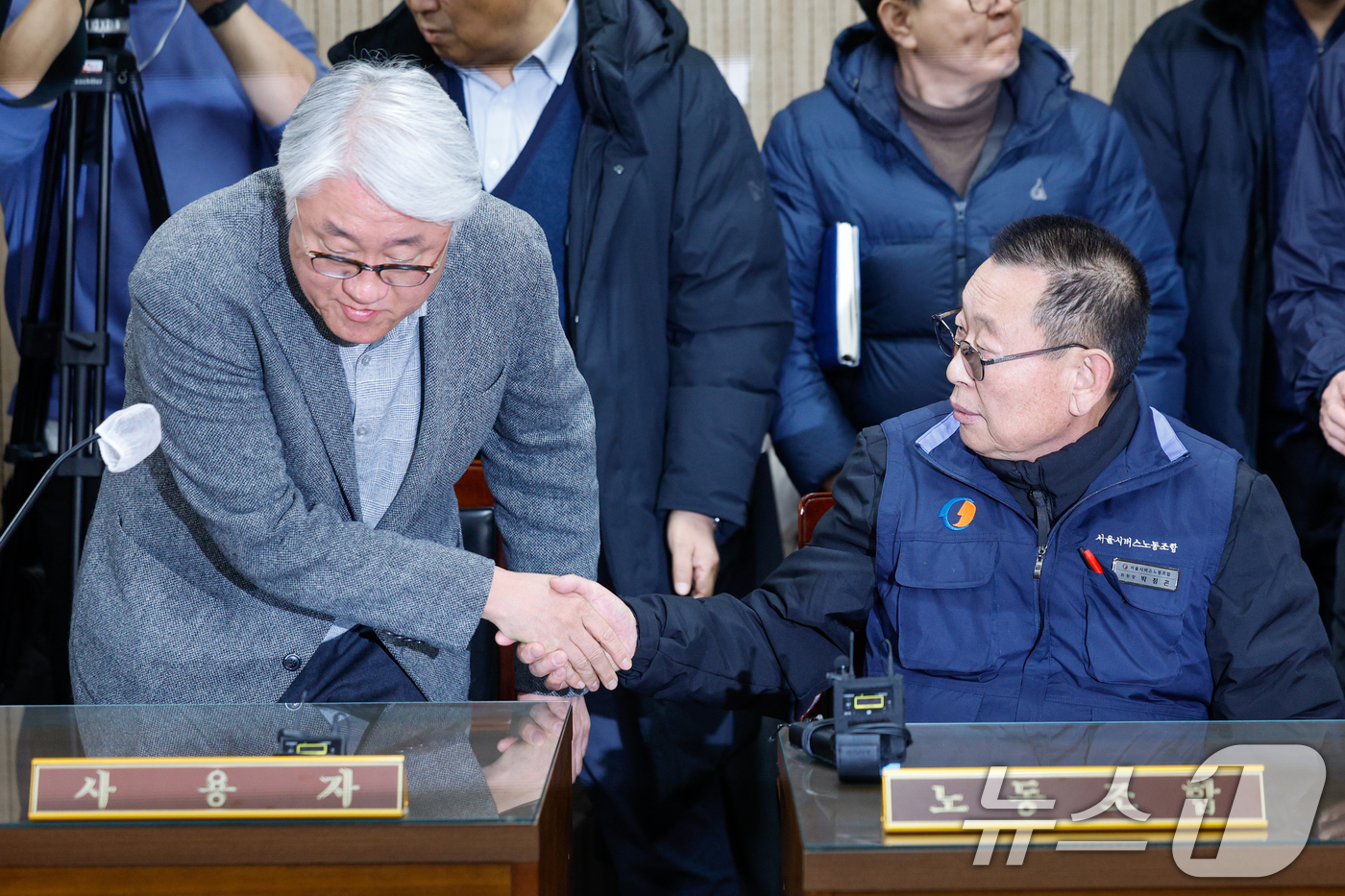 (서울=뉴스1) 안은나 기자 = 박점곤 서울시버스노동조합 위원장과 김정환 서울시버스사업조합 이사장이 서울 시내버스 파업 이틀째인 14일 오후 영등포구 서울지방노동위원회에서 서울 시 …