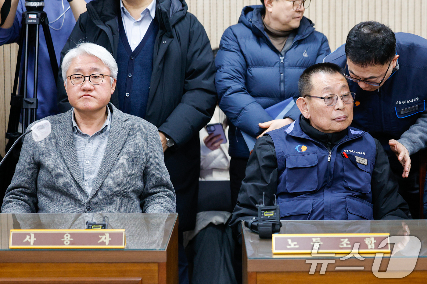 (서울=뉴스1) 안은나 기자 = 박점곤 서울시버스노동조합 위원장(오른쪽)과 김정환 서울시버스사업조합 이사장이 서울 시내버스 파업 이틀째인 14일 오후 영등포구 서울지방노동위원회에서 …