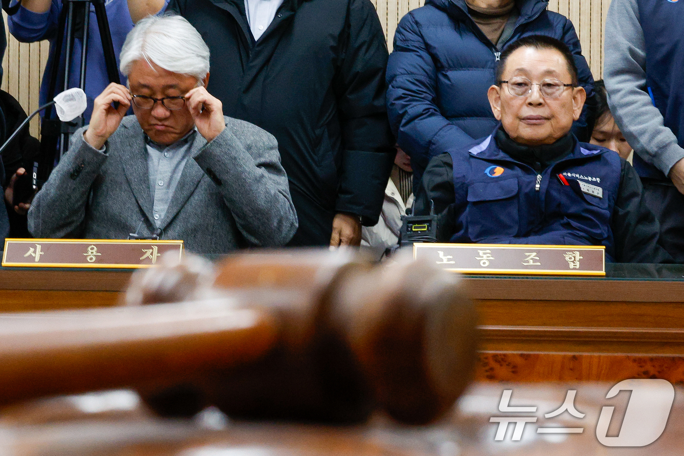 (서울=뉴스1) 안은나 기자 = 박점곤 서울시버스노동조합 위원장(오른쪽)과 김정환 서울시버스사업조합 이사장이 서울 시내버스 파업 이틀째인 14일 오후 영등포구 서울지방노동위원회에서 …
