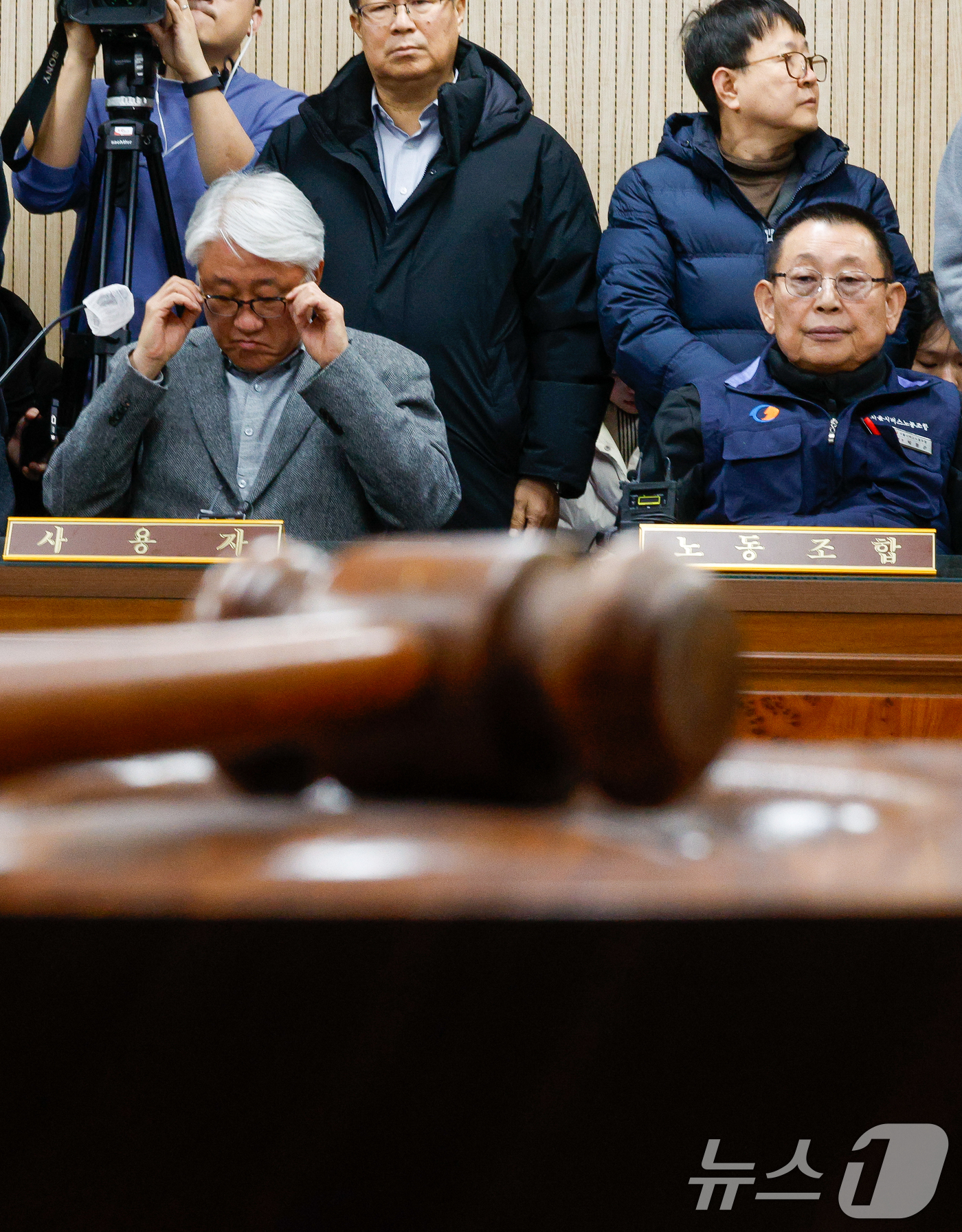 (서울=뉴스1) 안은나 기자 = 박점곤 서울시버스노동조합 위원장(오른쪽)과 김정환 서울시버스사업조합 이사장이 서울 시내버스 파업 이틀째인 14일 오후 영등포구 서울지방노동위원회에서 …