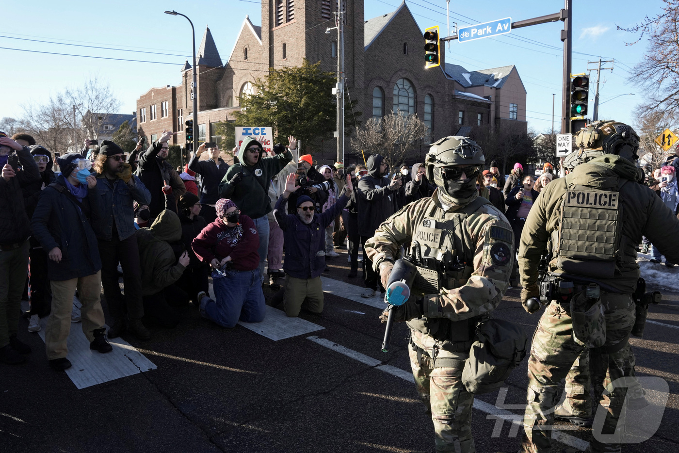 (미니애폴리스 로이터=뉴스1) 권영미 기자 = 13일(현지시간) 미국 미네소타주 미니애폴리스에서 경찰과 시민들이 대치하고 있다. 일부 시민은 항의의 뜻으로 무릎을 꿇고 있다. 20 …