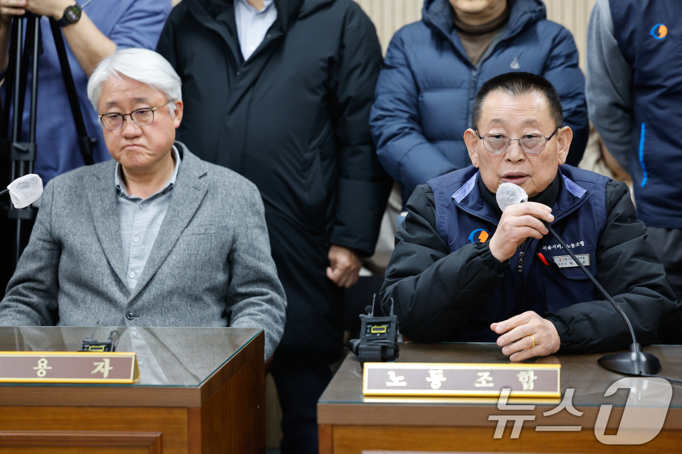 (서울=뉴스1) 안은나 기자 = 박점곤 서울시버스노동조합 위원장이 서울 시내버스 파업 이틀째인 14일 오후 영등포구 서울지방노동위원회에서 열린 서울 시내버스 노사 협상 관련 제2차 …