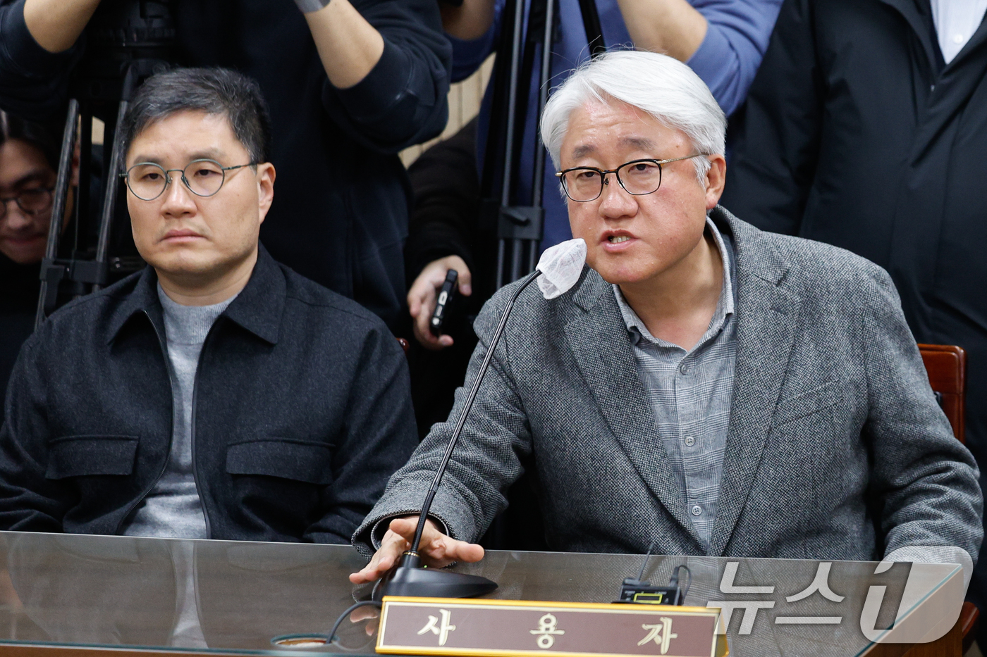 (서울=뉴스1) 안은나 기자 = 김정환 서울시버스사업조합 이사장이 서울 시내버스 파업 이틀째인 14일 오후 영등포구 서울지방노동위원회에서 열린 서울 시내버스 노사 협상 관련 제2차 …