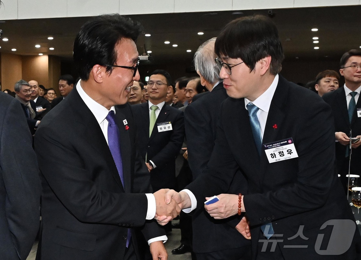 (서울=뉴스1) 김명섭 기자 = 김민석 국무총리가 14일 서울 강남구 과학기술회관에서 열린 과학기술인•정보방송통신인 신년인사회에서 하정우 대통령비서실 AI미래기획수석비서관과 악수하 …