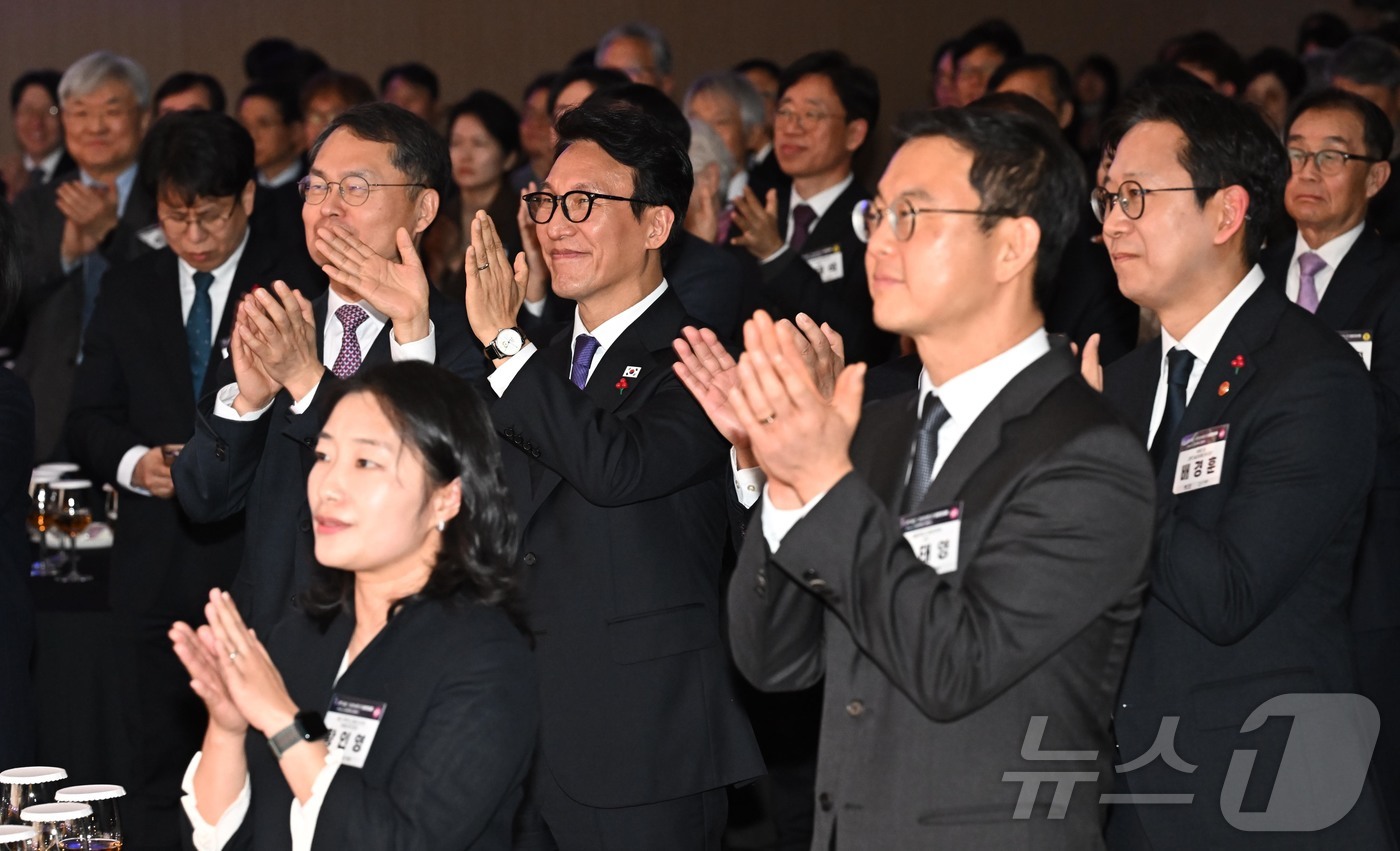 (서울=뉴스1) 김명섭 기자 = 김민석 국무총리가 14일 서울 강남구 과학기술회관에서 열린 과학기술인•정보방송통신인 신년인사회에서 청각장애 아이돌그룹 '빅오션'의 신년 희망 공연을 …