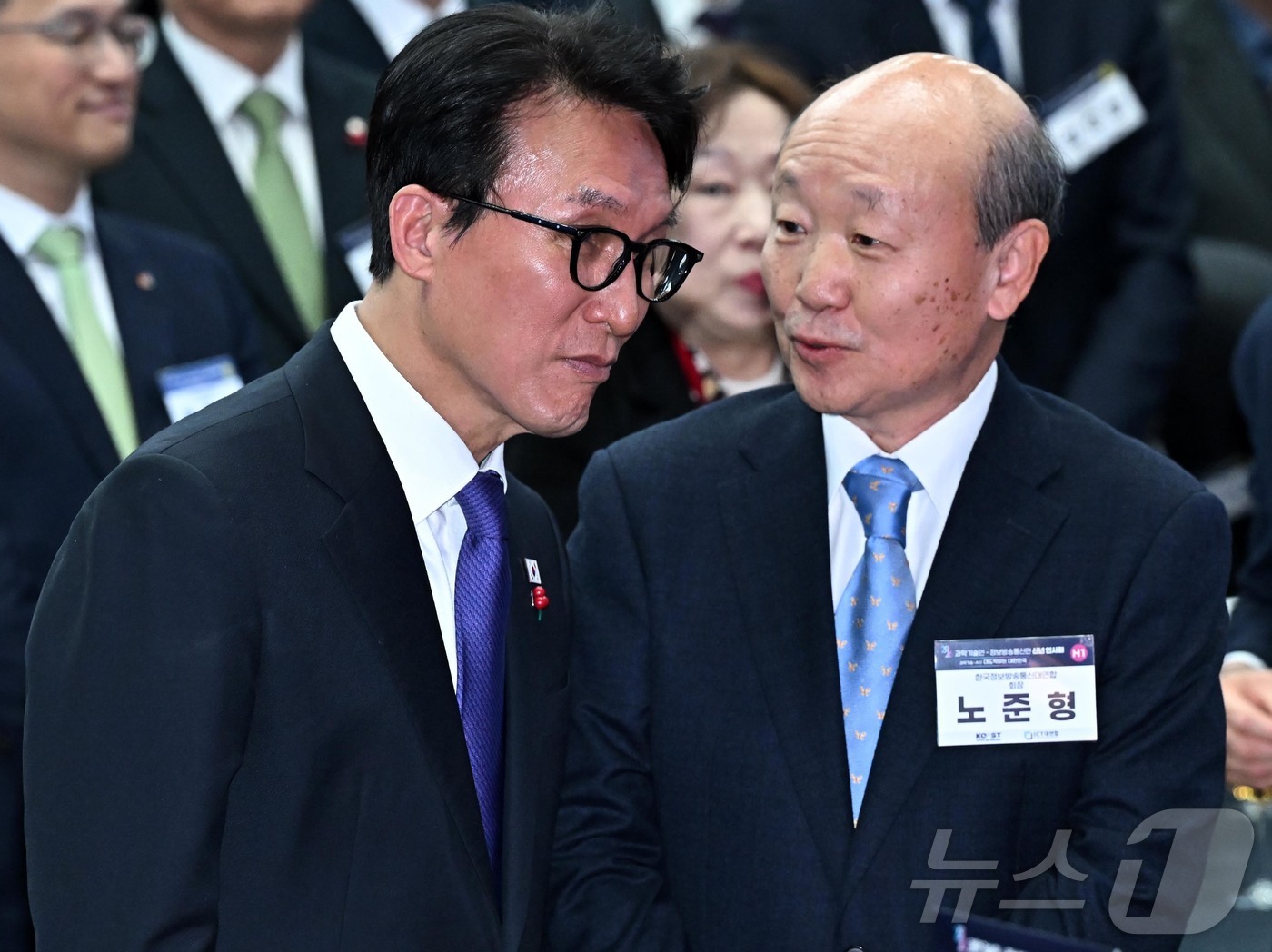 (서울=뉴스1) 김명섭 기자 = 김민석 국무총리가 14일 서울 강남구 과학기술회관에서 열린 과학기술인•정보방송통신인 신년인사회에서 노준형 한국정보방송통신대연합회장과 대화하고 있다. …