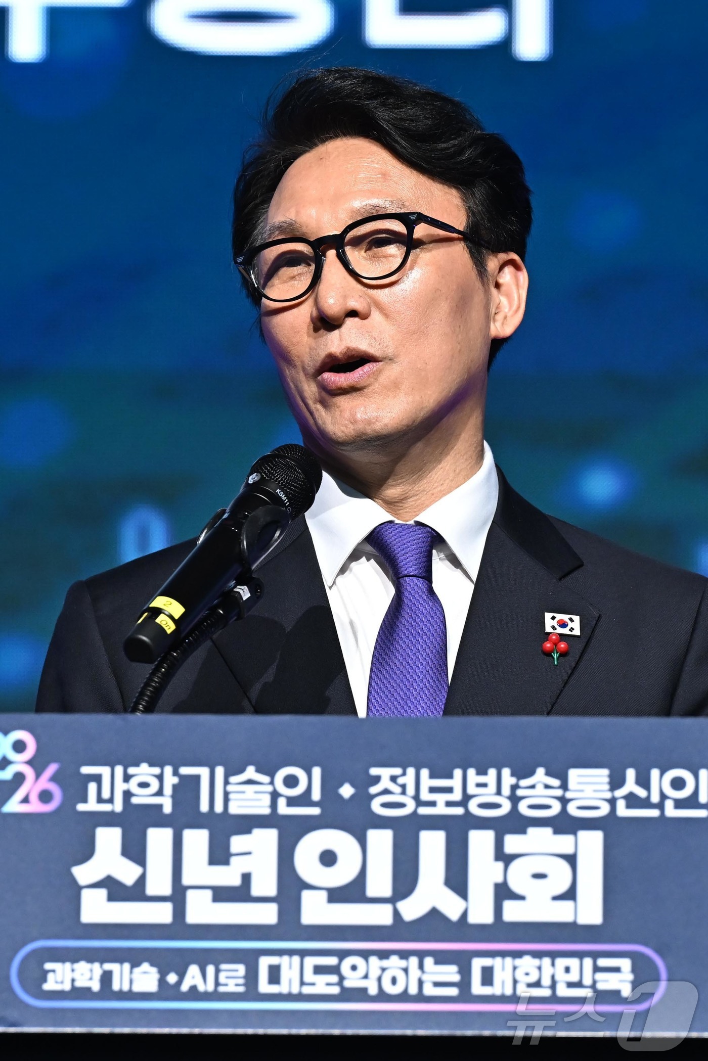 (서울=뉴스1) 김명섭 기자 = 김민석 국무총리가 14일 서울 강남구 과학기술회관에서 열린 과학기술인•정보방송통신인 신년인사회에서 인사말을 하고 있다. (공동취재) 2026.1.1 …