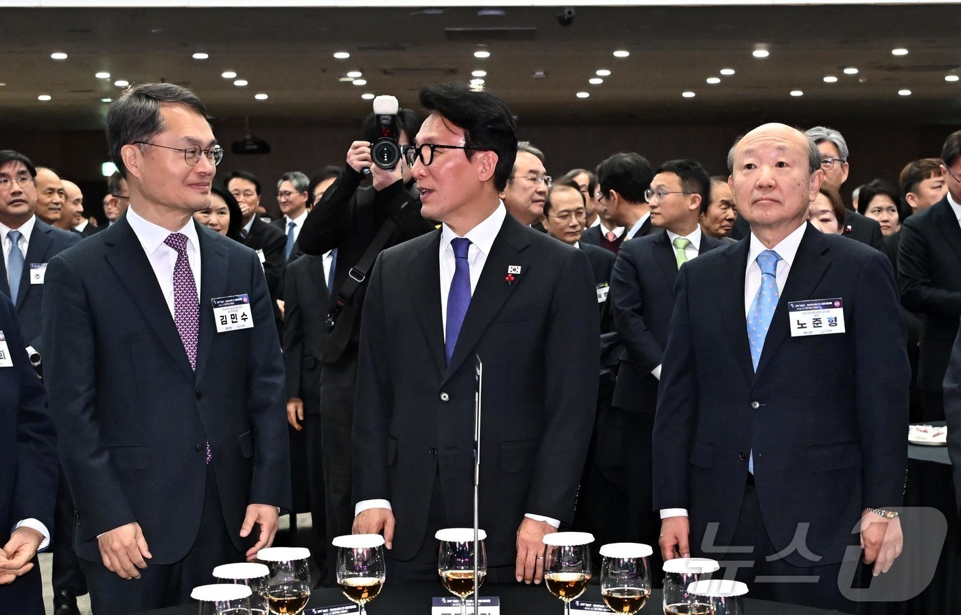 (서울=뉴스1) 김명섭 기자 = 김민석 국무총리가 14일 서울 강남구 과학기술회관에서 열린 과학기술인•정보방송통신인 신년인사회에서 김민수 한국과학기술단체총연합회 회장 직무대행과 대 …