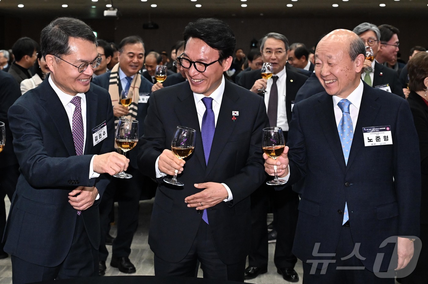 (서울=뉴스1) 김명섭 기자 = 김민석 국무총리가 14일 서울 강남구 과학기술회관에서 열린 과학기술인•정보방송통신인 신년인사회에서 참석자들과 건배하고 있다. 왼쪽부터 김민수 한국과 …