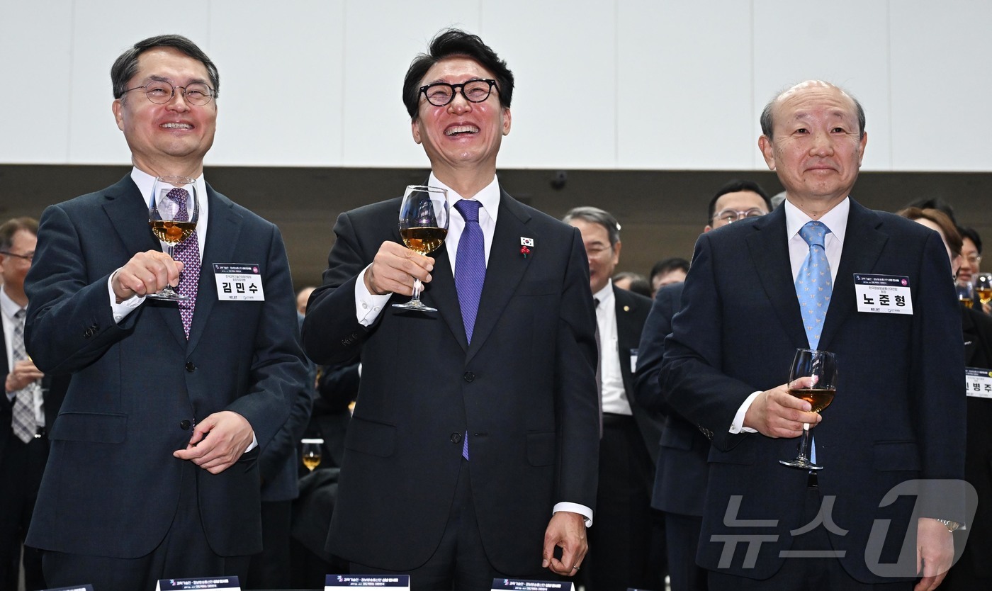 (서울=뉴스1) 김명섭 기자 = 김민석 국무총리가 14일 서울 강남구 과학기술회관에서 열린 과학기술인•정보방송통신인 신년인사회에서 참석자들과 건배하고 있다. 왼쪽부터 김민수 한국과 …