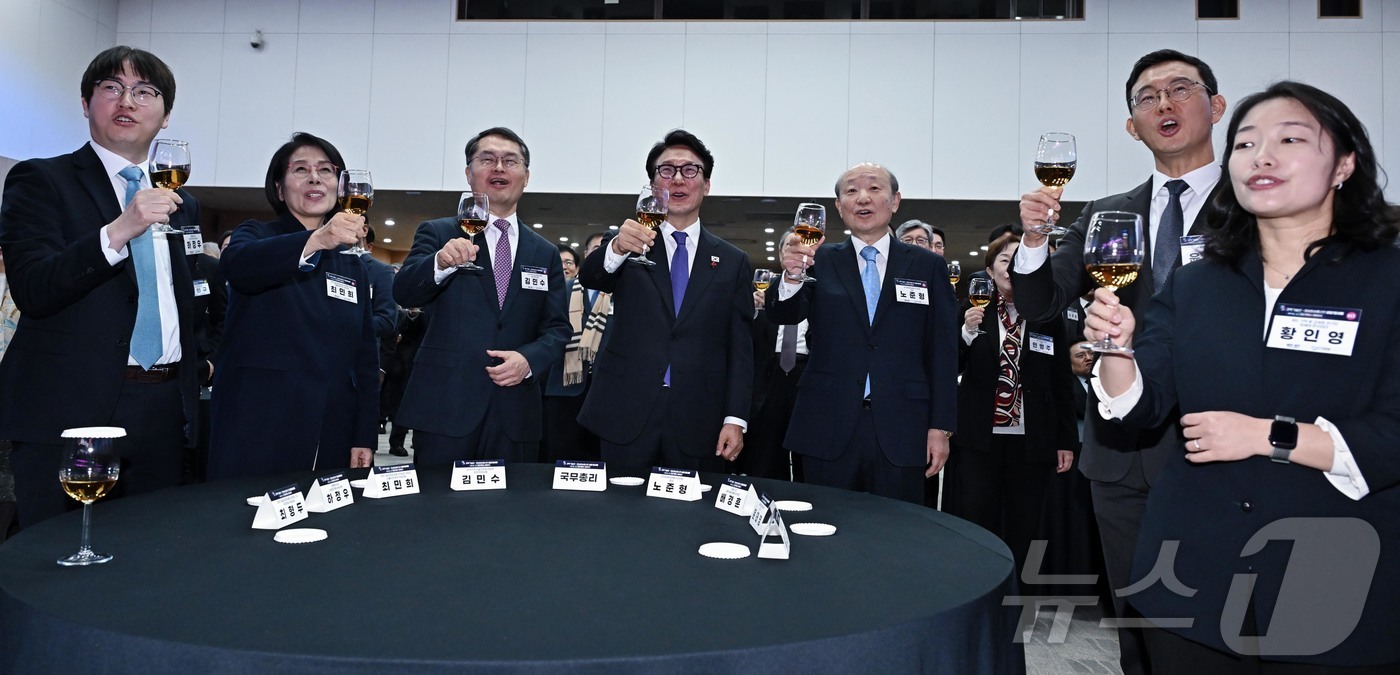 (서울=뉴스1) 김명섭 기자 = 김민석 국무총리가 14일 서울 강남구 과학기술회관에서 열린 과학기술인•정보방송통신인 신년인사회에서 참석자들과 건배하고 있다. (공동취재) 2026. …