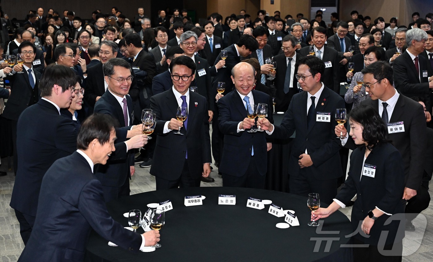 (서울=뉴스1) 김명섭 기자 = 김민석 국무총리가 14일 서울 강남구 과학기술회관에서 열린 과학기술인•정보방송통신인 신년인사회에서 참석자들과 건배하고 있다. (공동취재) 2026. …